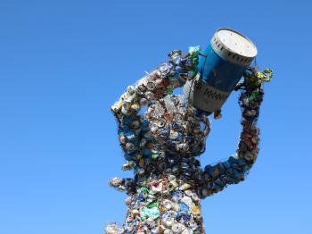 Monstre en cannettes mange des déchets